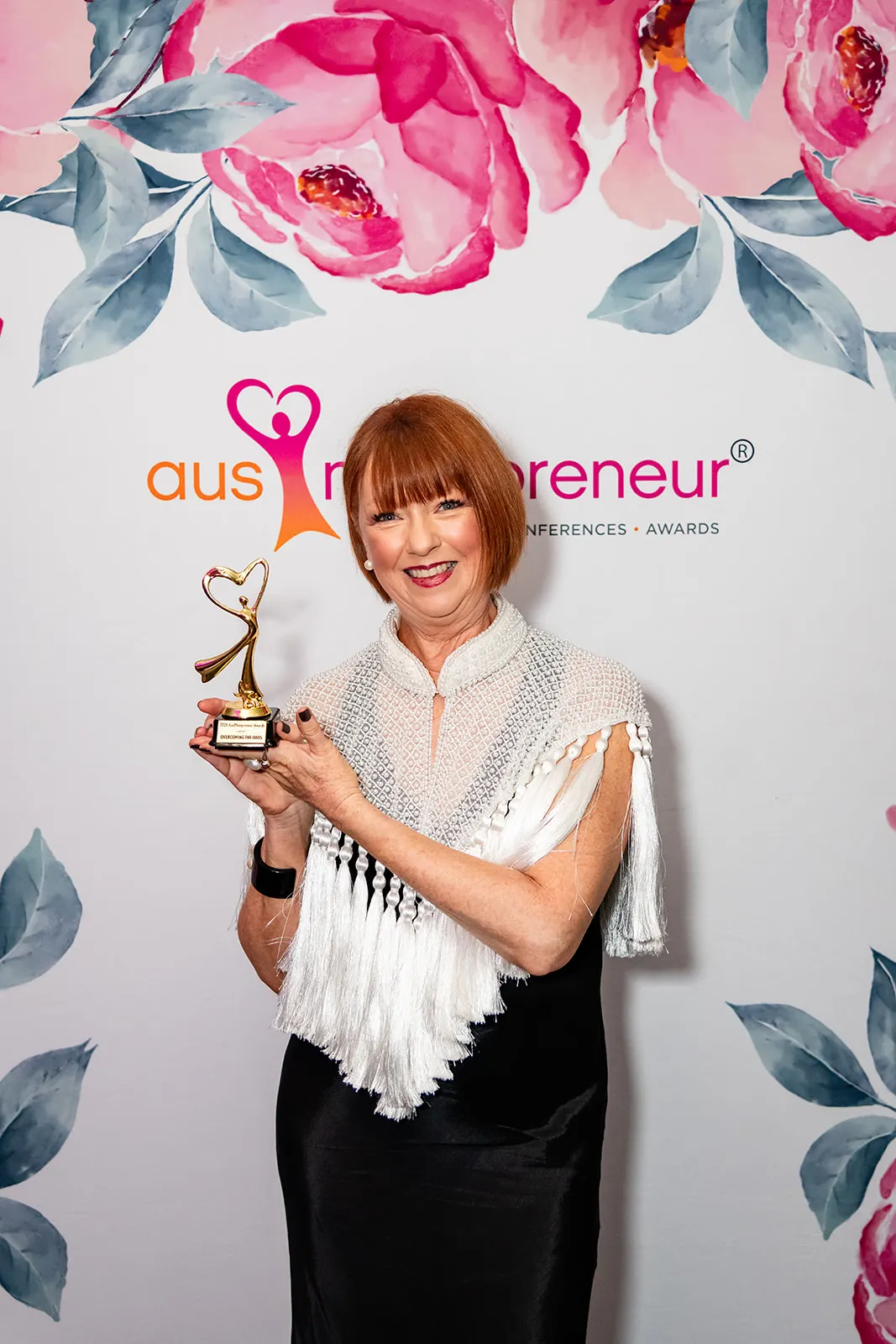Steph holding her AusMumpreneur Overcoming the Odds award